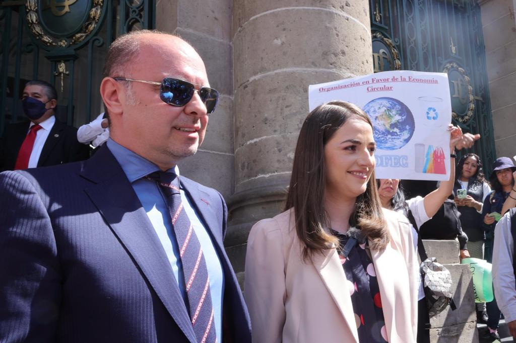 Porque el amor a México se demuestra con hechos Grupo Radiofónico y